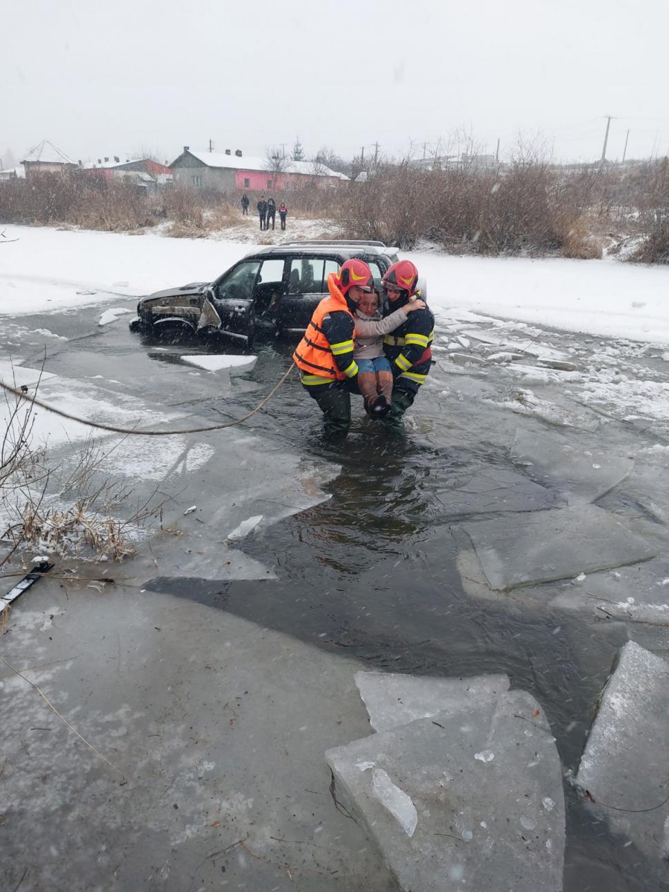 Mamă și fiica de trei ani, salvate din apa înghețată, după ce mașina în care se aflau a derapat în râul Mureș 745926