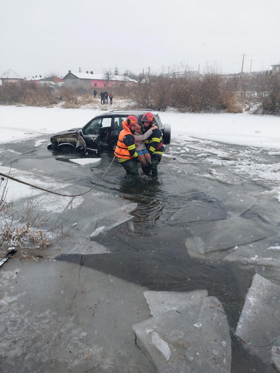 Mamă și fiica de trei ani, salvate din apa înghețată, după ce mașina în care se aflau a derapat în râul Mureș 745927