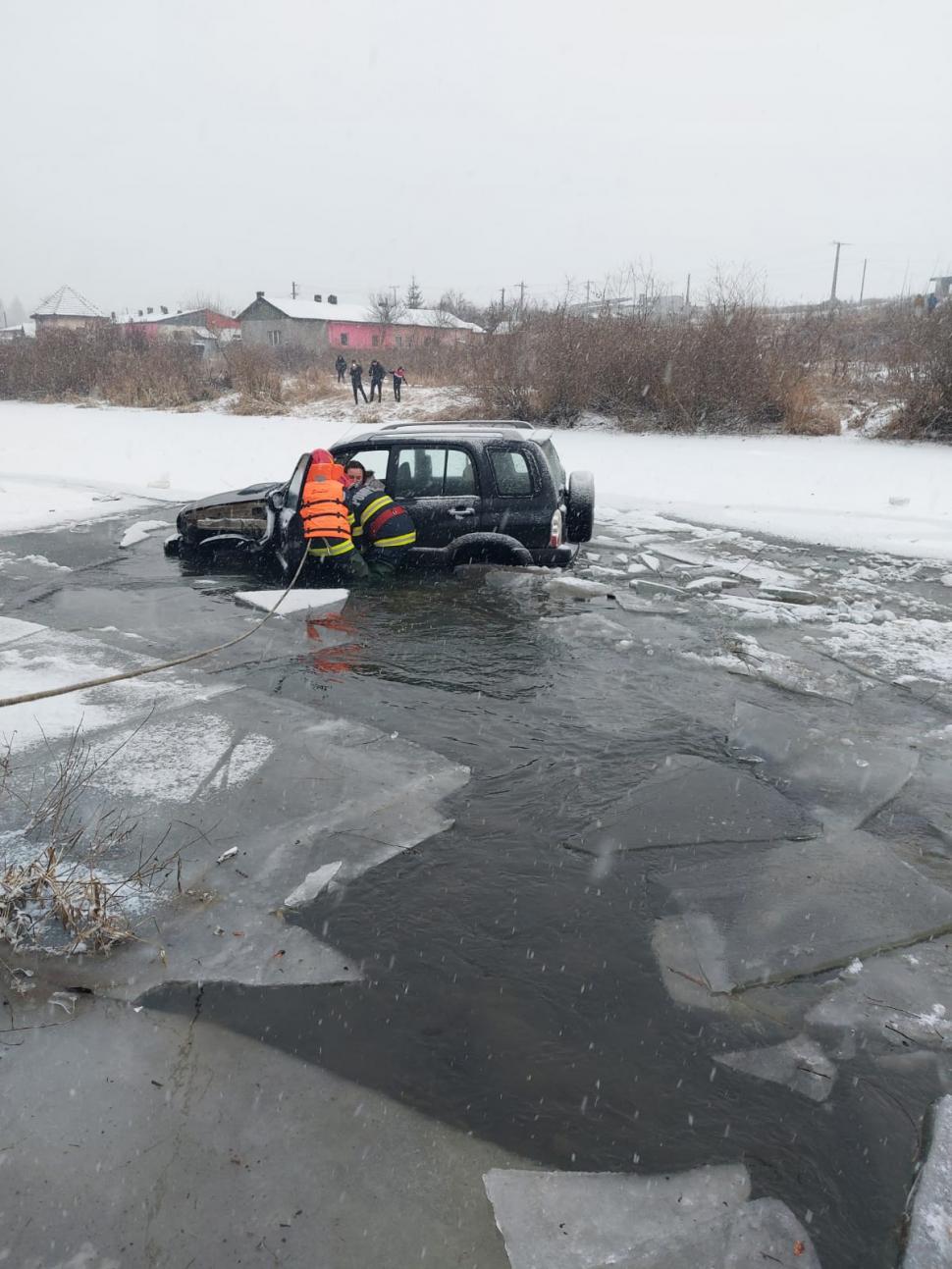 Mamă și fiica de trei ani, salvate din apa înghețată, după ce mașina în care se aflau a derapat în râul Mureș 745928