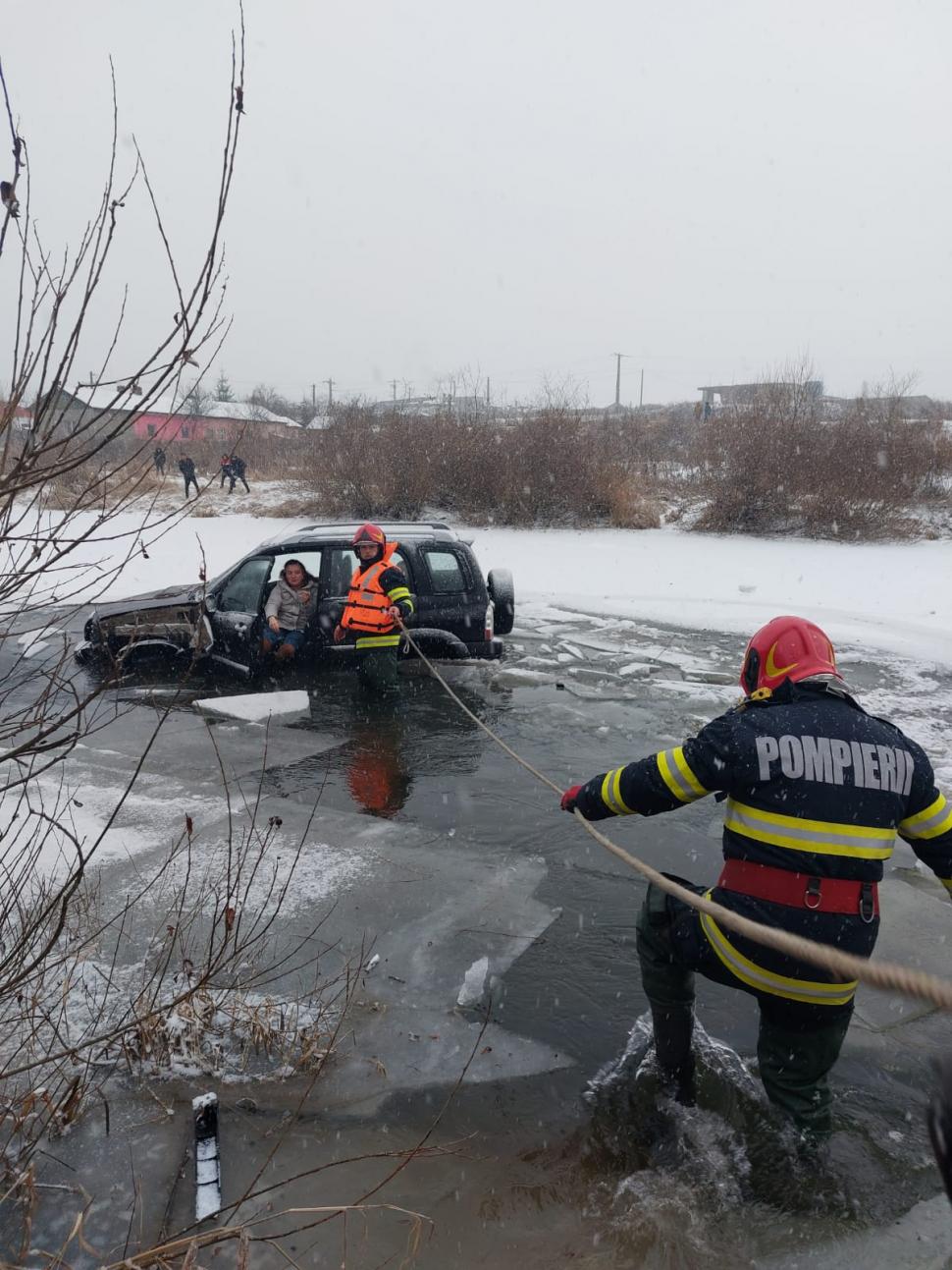 Mamă și fiica de trei ani, salvate din apa înghețată, după ce mașina în care se aflau a derapat în râul Mureș 745929