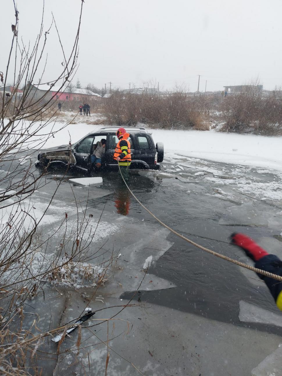 Mamă și fiica de trei ani, salvate din apa înghețată, după ce mașina în care se aflau a derapat în râul Mureș 745930