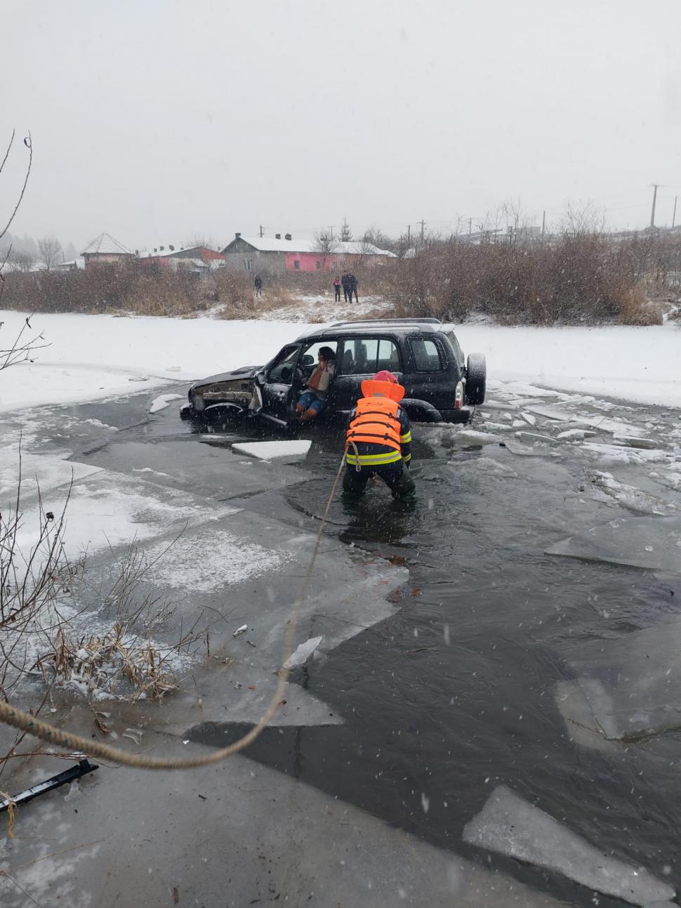 Mamă și fiica de trei ani, salvate din apa înghețată, după ce mașina în care se aflau a derapat în râul Mureș 745931