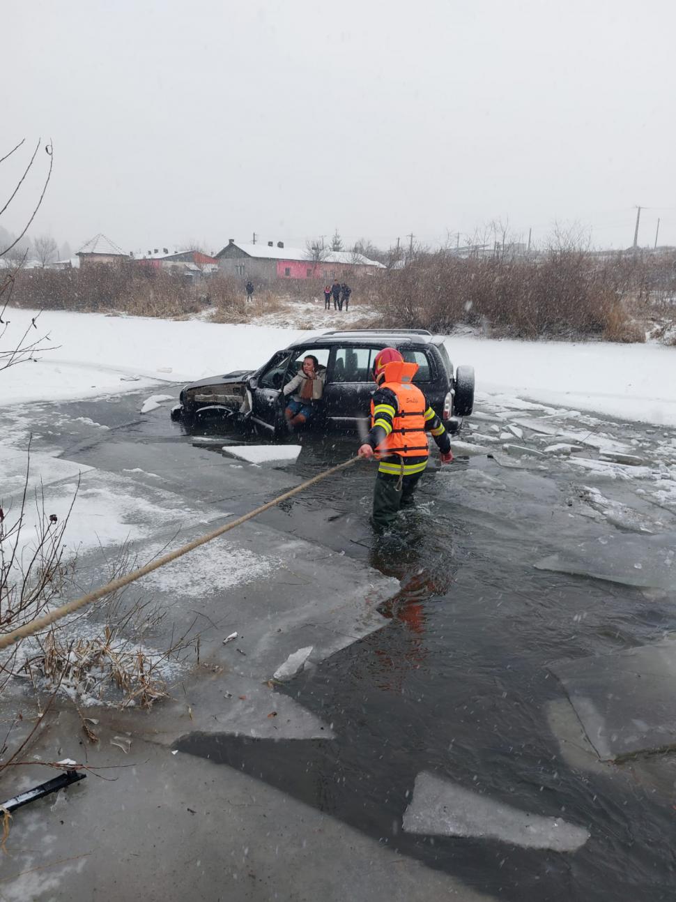 Mamă și fiica de trei ani, salvate din apa înghețată, după ce mașina în care se aflau a derapat în râul Mureș 745932