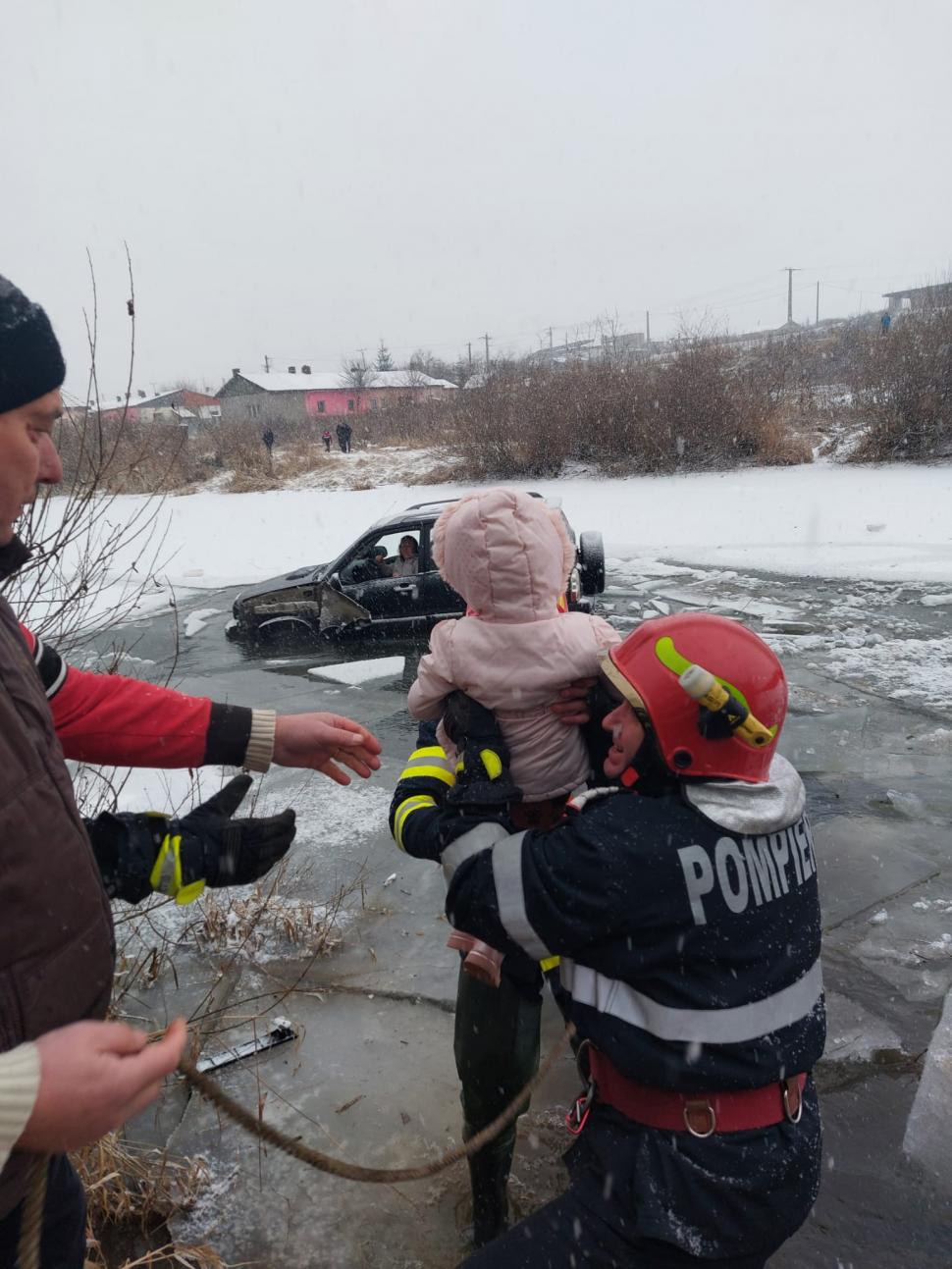 Mamă și fiica de trei ani, salvate din apa înghețată, după ce mașina în care se aflau a derapat în râul Mureș 745933