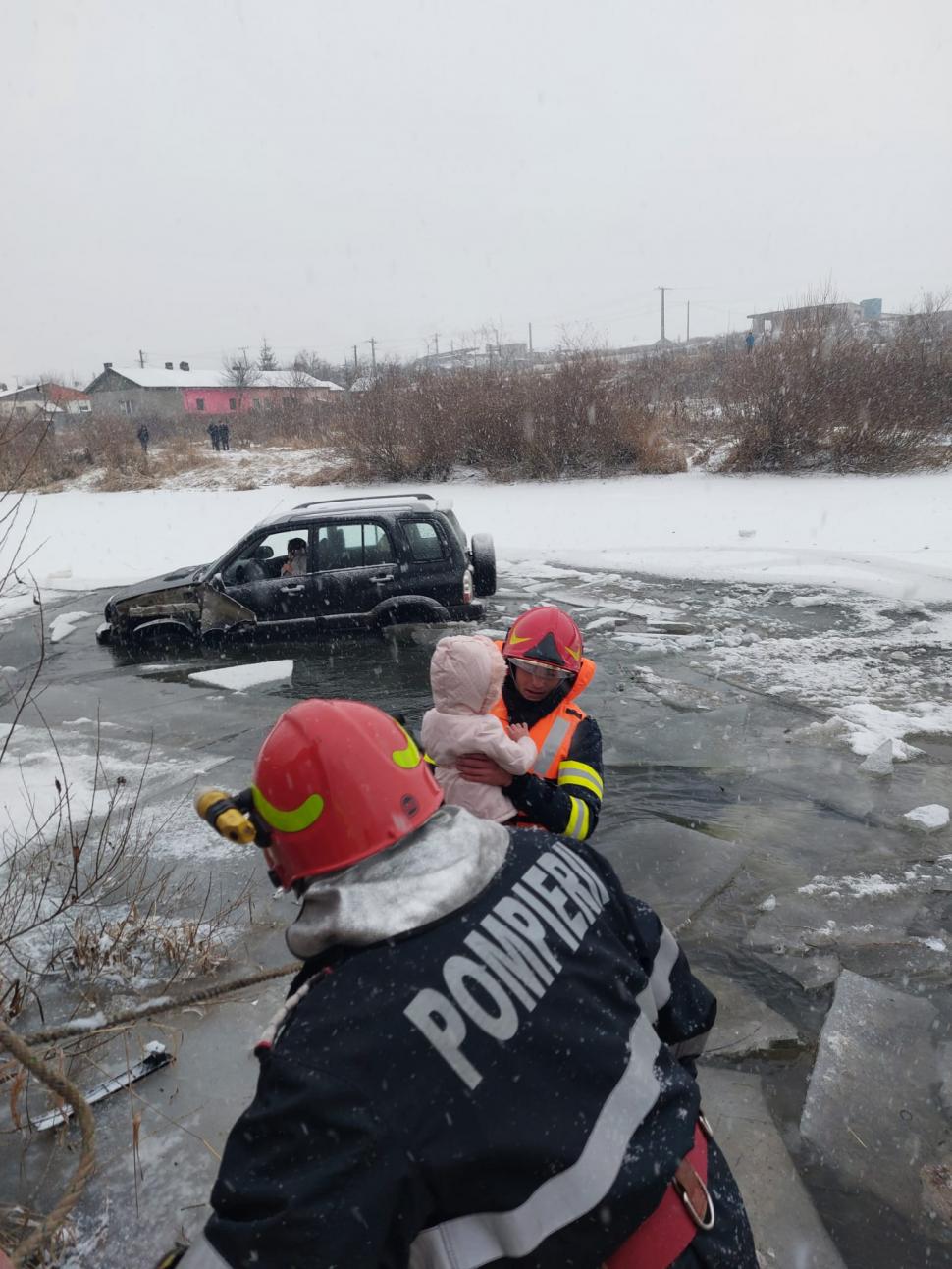 Mamă și fiica de trei ani, salvate din apa înghețată, după ce mașina în care se aflau a derapat în râul Mureș 745935