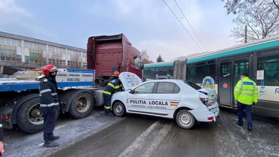 Accident în Cluj Napoca! O mașină a Poliției Locale s-a lovit cu un autobuz și un TIR