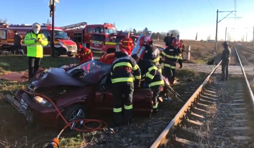 Doi tineri soţi au murit pe loc, după ce maşina lor a fost spulberată de un tren, în Şerbeştii Vechi, Galaţi