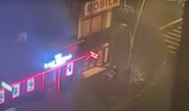 Mămică filmată cum lasă un căruț în fața unei săli de păcănele din Bacău. Viscolul l-a împins spre stradă