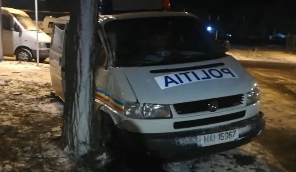 Un polițist aflat în misiune a ajuns la spital după ce s-a izbit cu autospeciala de un copac, în Vaslui