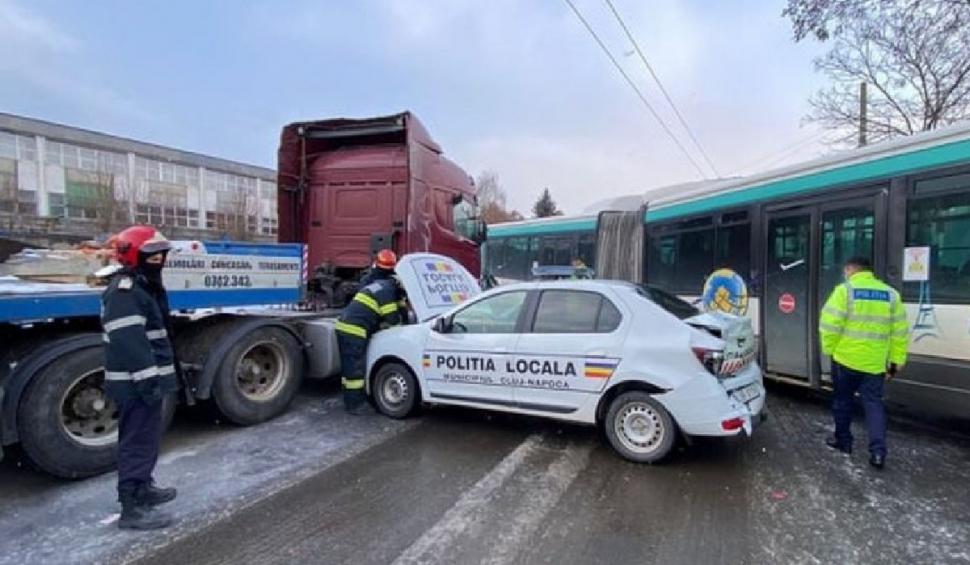 Vântul puternic a făcut ravagii în România: Accidente, copaci doborâţi, acoperişuri de bloc smulse 746089