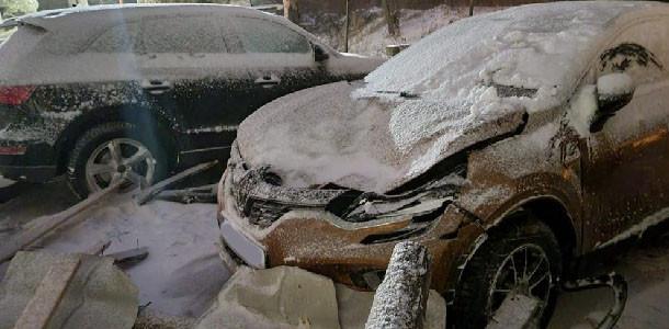 Vântul puternic a făcut ravagii în România: Accidente, copaci doborâţi, acoperişuri de bloc smulse 746093