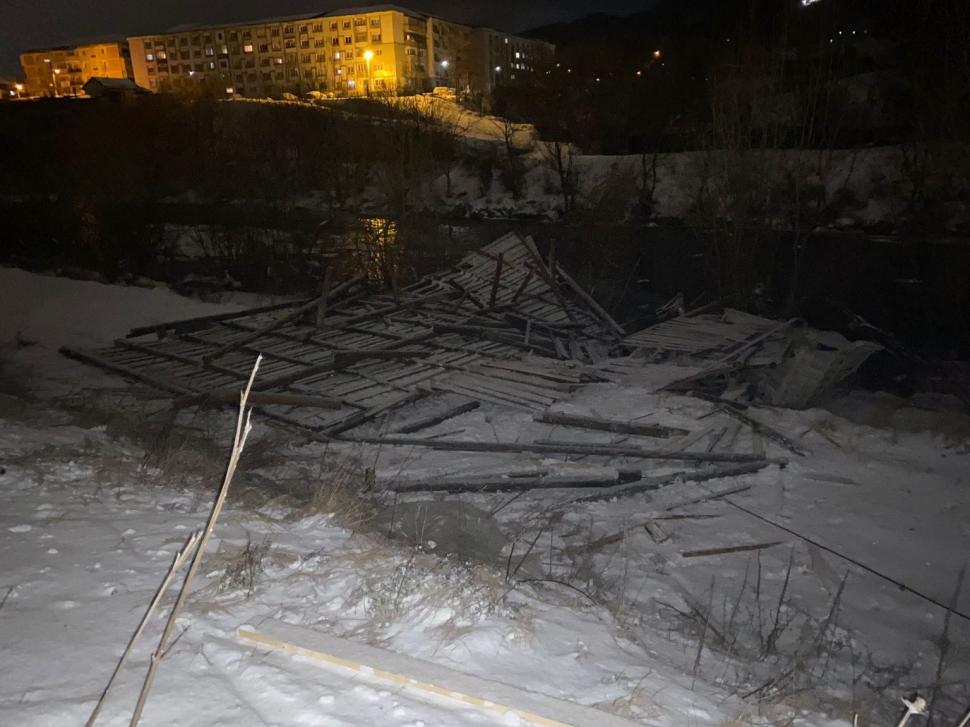 Vântul puternic a făcut ravagii în România: Accidente, copaci doborâţi, acoperişuri de bloc smulse 746094