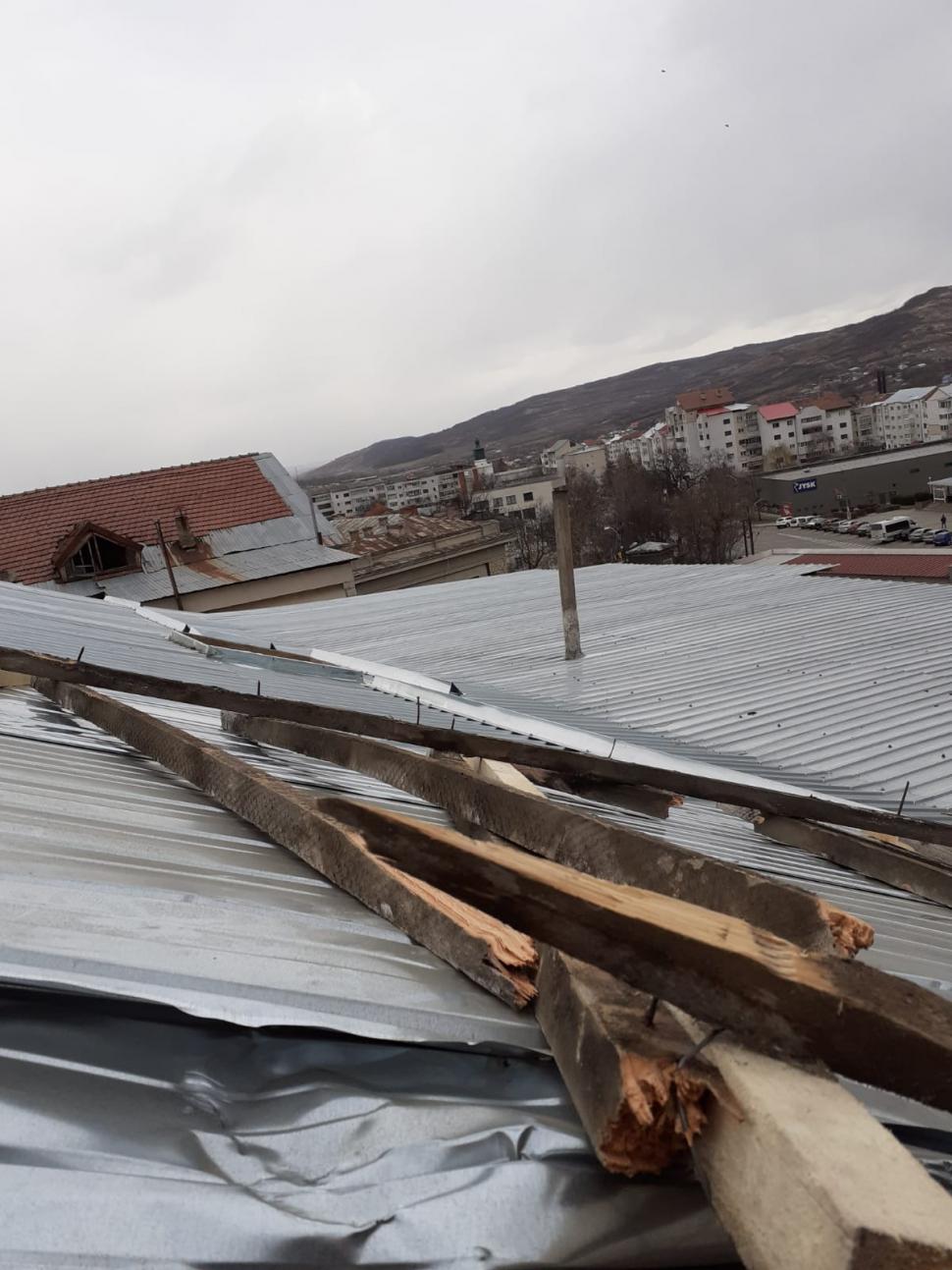 Vântul puternic a făcut ravagii în România: Accidente, copaci doborâţi, acoperişuri de bloc smulse 746103