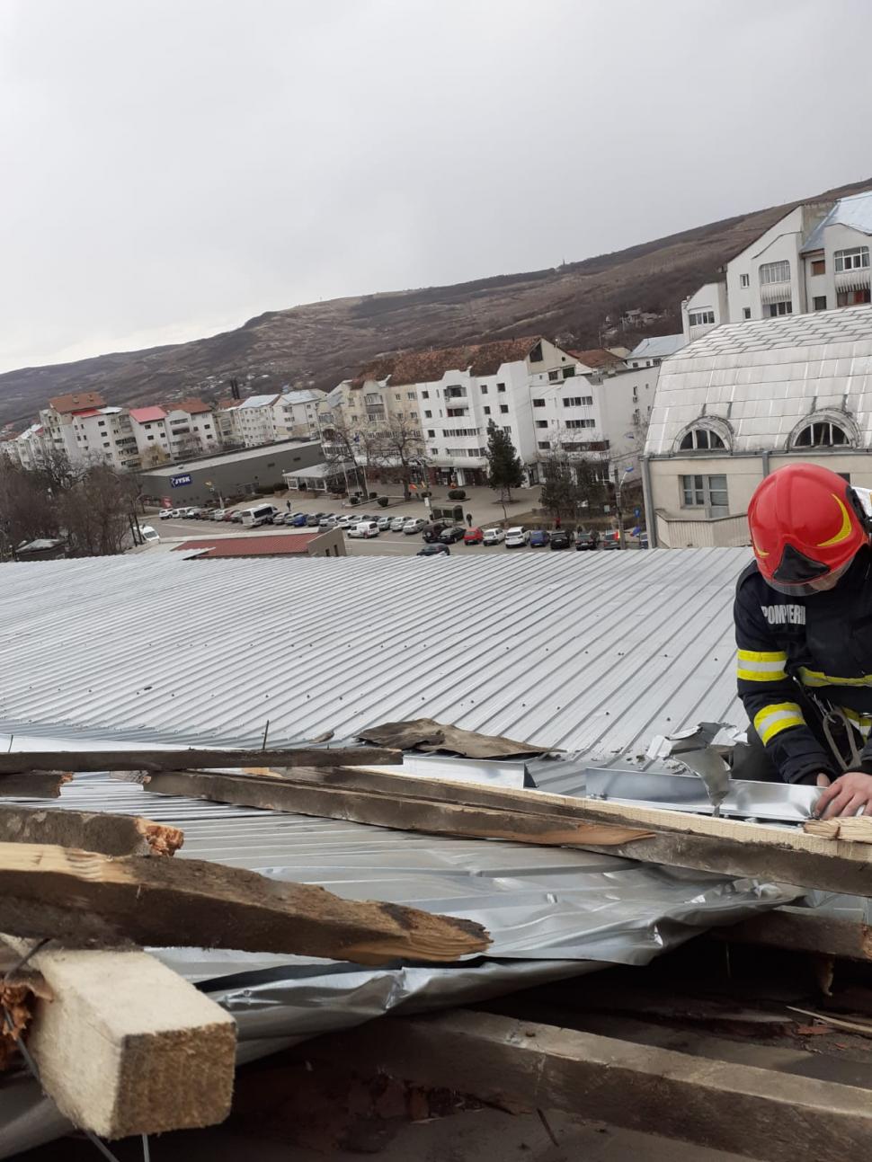 Vântul puternic a făcut ravagii în România: Accidente, copaci doborâţi, acoperişuri de bloc smulse 746104