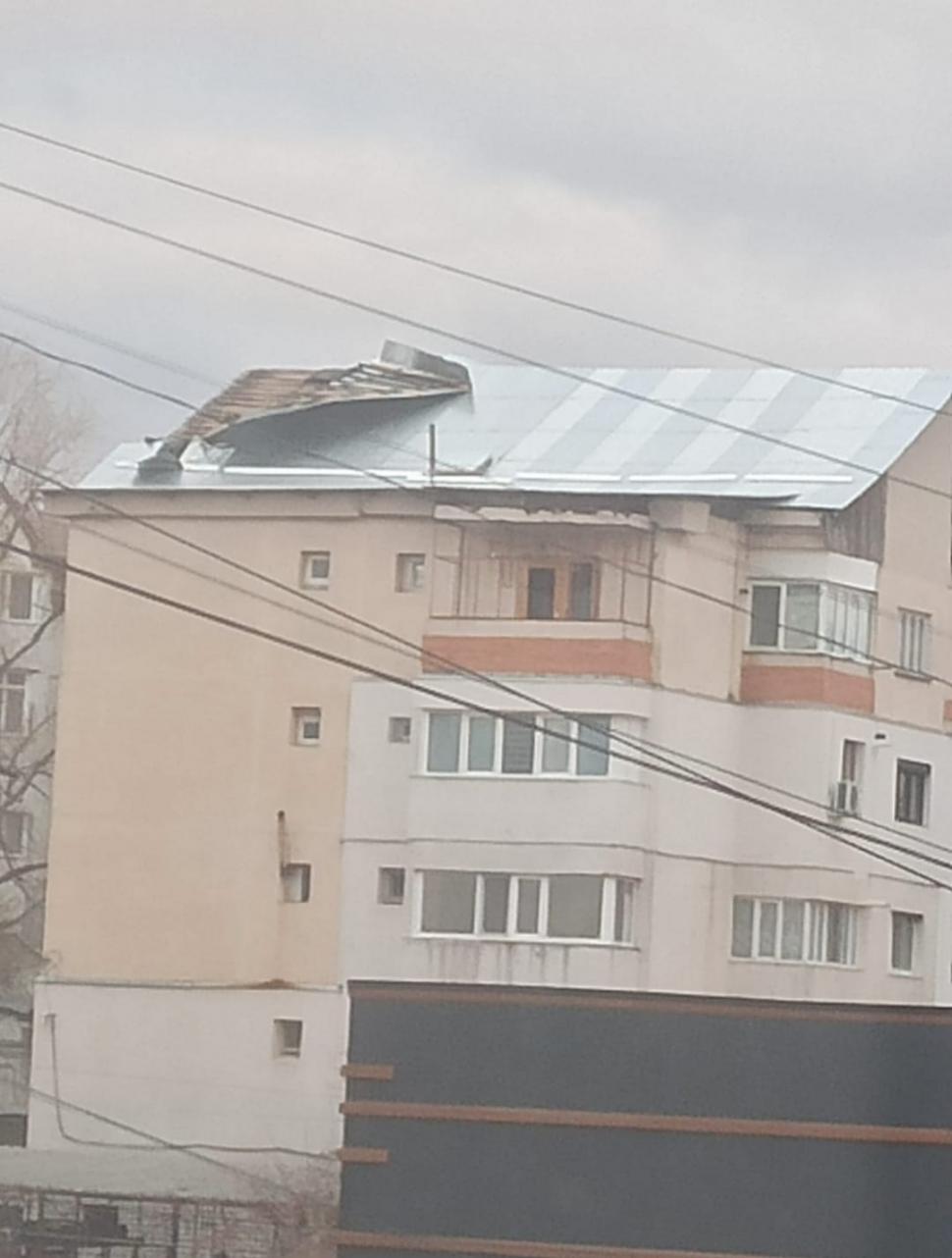 Vântul puternic a făcut ravagii în România: Accidente, copaci doborâţi, acoperişuri de bloc smulse 746105