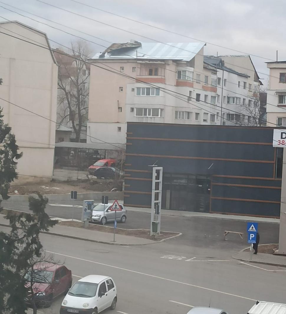 Vântul puternic a făcut ravagii în România: Accidente, copaci doborâţi, acoperişuri de bloc smulse 746106