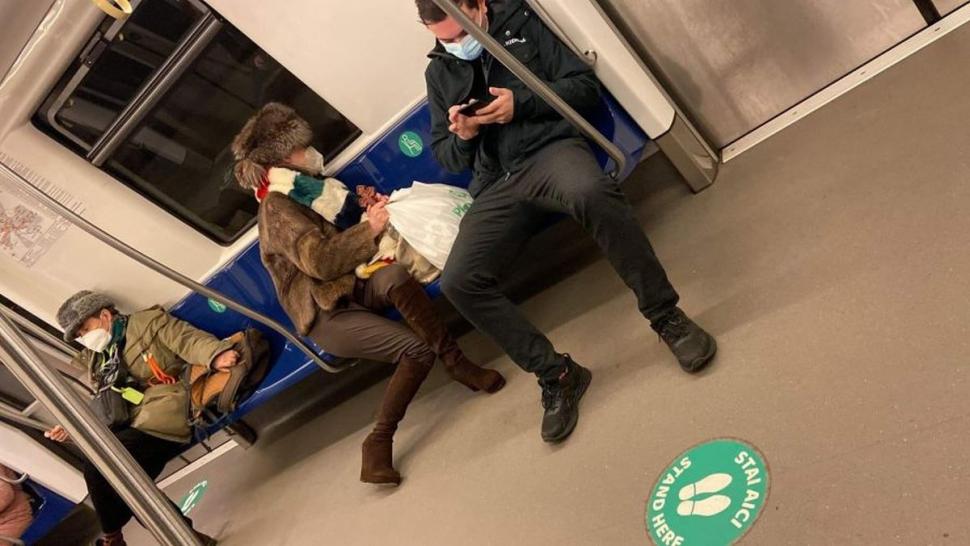 Femeia care a încercat să împingă oamenii pe șinele de la metrou cu o cruce de lemn a fost prinsă