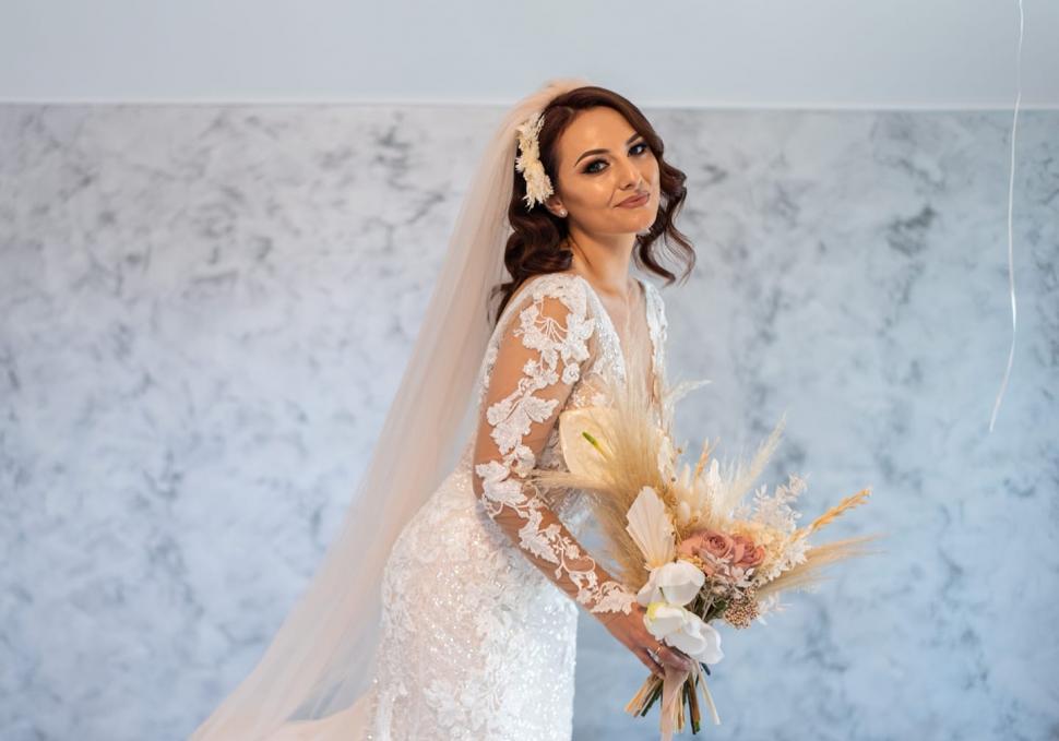 Ea este poliţista care s-a împuşcat în baia gării din Strehaia. Adela era căsătorită de numai câteva luni 746211