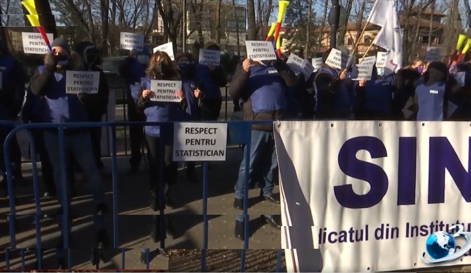 Protest în faţa sediului PSD. Zeci de sindicalişti îşi strigă nemulţumirile şi cer salarii mai mari