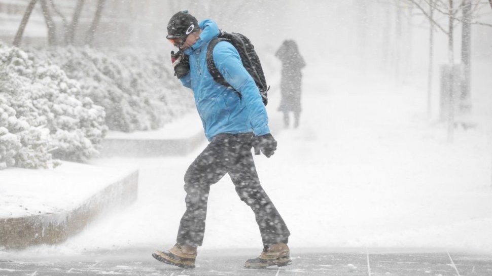 Alertă de viscol şi ninsori în mai multe zone din ţară. Prognoza meteo până duminică