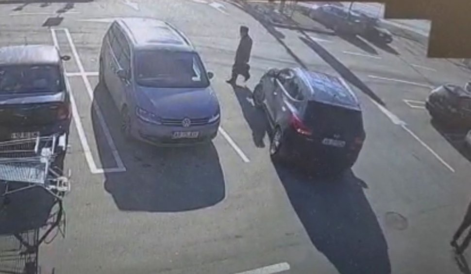 Bărbat călcat de o maşină, accident filmat în parcarea unui supermarket din Alba Iulia