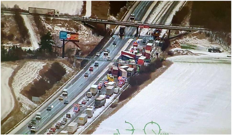 Carambol cu peste 40 de mașini pe o autostradă din Cehia 746469