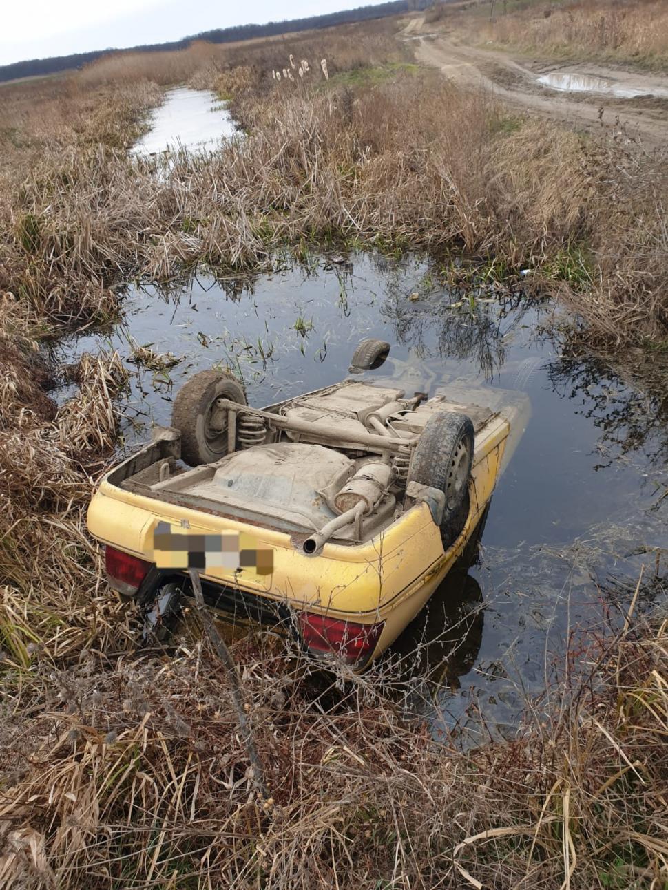 Bărbat mort după ce s-a răsturnat cu mașina într-un canal 746574