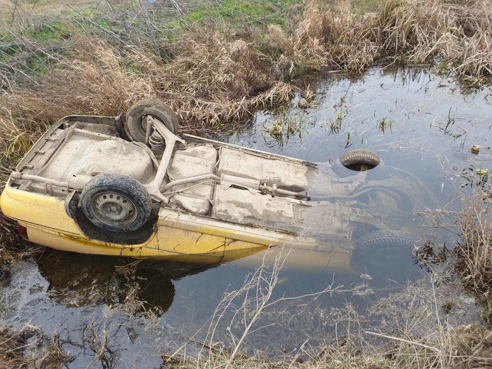 Bărbat mort după ce s-a răsturnat cu mașina într-un canal 746575