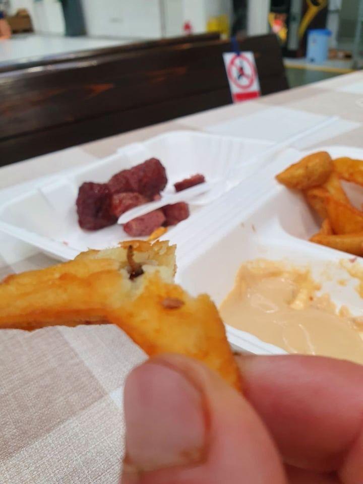 Cartofi prăjiţi cu "surprize" la o cantină. Reacția DSP Cugir: "Unitatea este curată" 746601