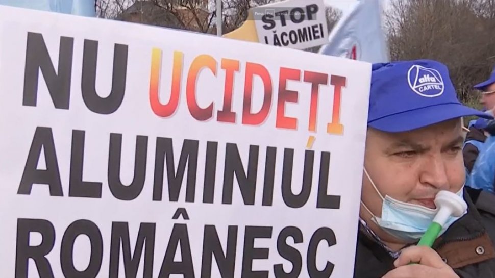 Mii de muncitori de la Alro Slatina şi Alum Tulcea au continuat protestul, în faţa Guvernului