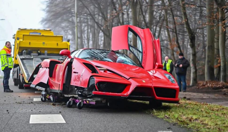 Un mecanic a făcut praf un Ferrari Enzo de 3 milioane € în timpul unui test, în Olanda 746787