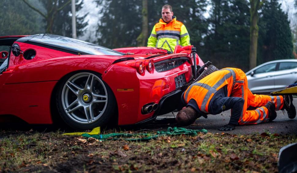 Un mecanic a făcut praf un Ferrari Enzo de 3 milioane € în timpul unui test, în Olanda 746790