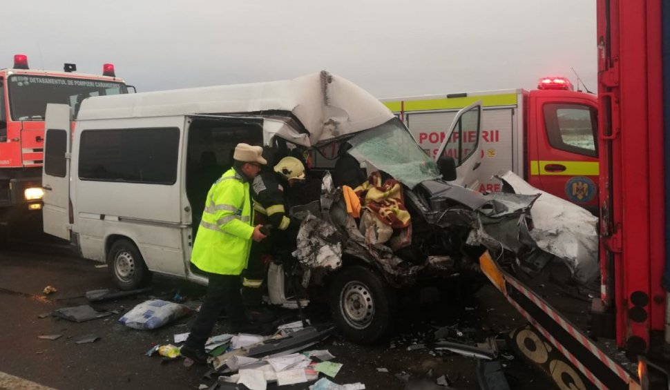 Microbuz distrus după impactul cu un TIR, accident mortal pe centura Caransebeş