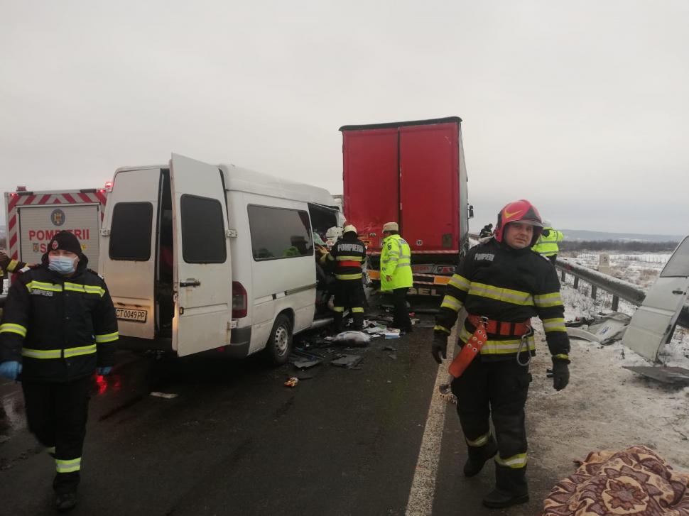 Microbuz distrus după impactul cu un TIR, accident mortal pe centura Caransebeş 746716