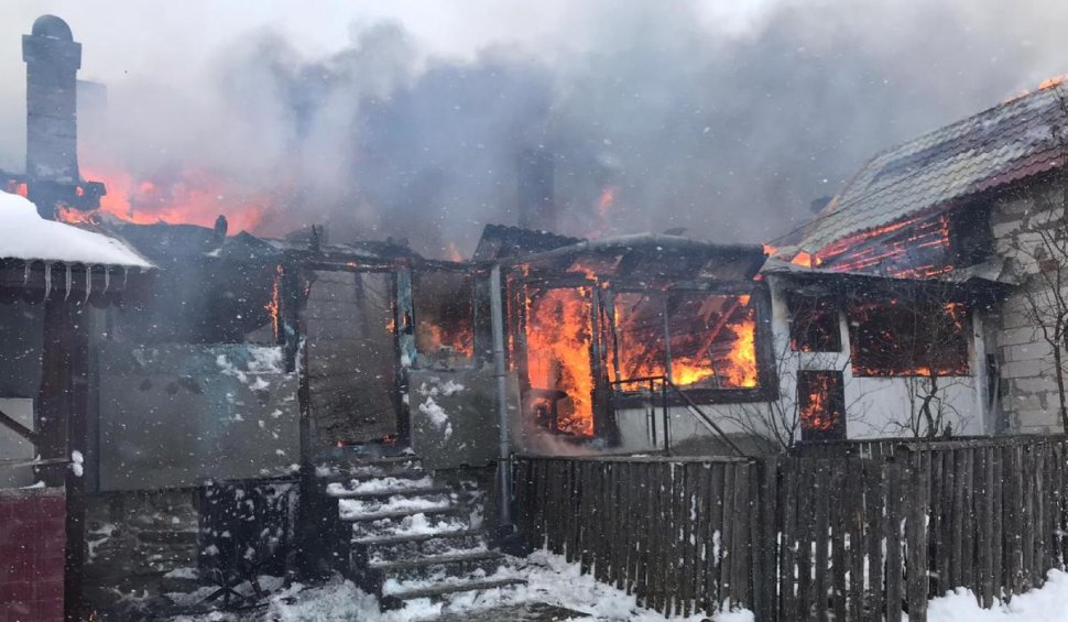 Incendiu de proporții, în județul Covasna. 19 oameni au rămas fără un acoperiș deasupra capului, în plină iarnă