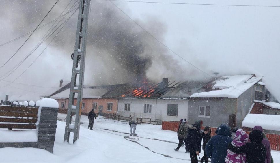 Incendiu de proporții, în județul Covasna. 19 oameni au rămas fără un acoperiș deasupra capului, în plină iarnă 746825