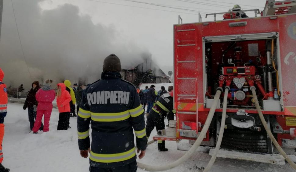 Incendiu de proporții, în județul Covasna. 19 oameni au rămas fără un acoperiș deasupra capului, în plină iarnă 746826