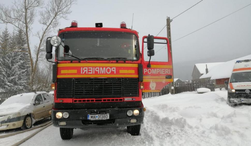 Incendiu de proporții, în județul Covasna. 19 oameni au rămas fără un acoperiș deasupra capului, în plină iarnă 746827