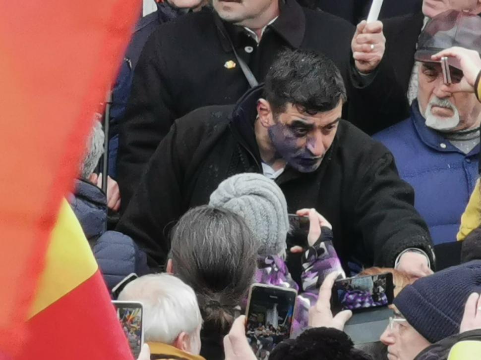 El este bărbatul care l-a stropit pe George Simion cu cerneală: ”Așa am vrut eu!” | Momentul atacului, surprins în imagini 746938