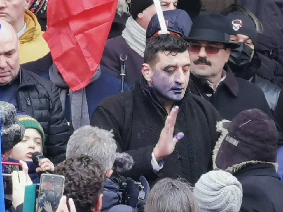 El este bărbatul care l-a stropit pe George Simion cu cerneală: ”Așa am vrut eu!” | Momentul atacului, surprins în imagini 746939