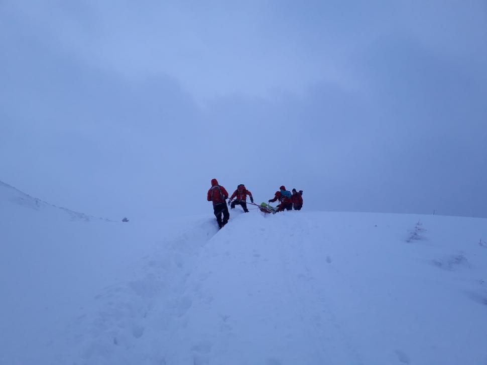 Salvare contracronomentru pentru o femeie rănită la schi în Munţii Grohotiş 747023