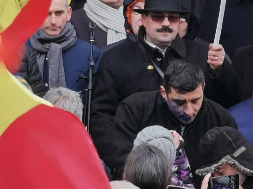 George Simion atacat în timpul manifestațiilor de la Iași.  A fost mânjit cu cerneală pe față: ”Rog Poliția să nu îl amendeze” 746909