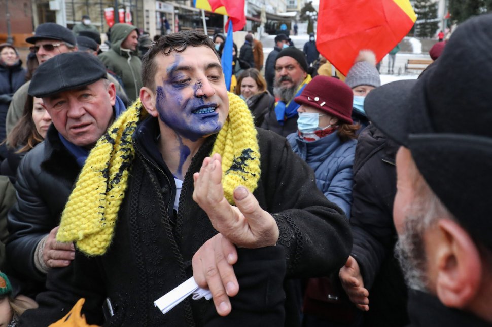George Simion atacat în timpul manifestațiilor de la Iași.  A fost mânjit cu cerneală pe față: ”Rog Poliția să nu îl amendeze”