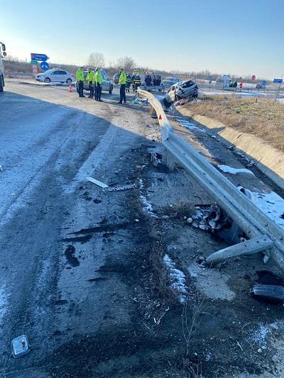 Un tânăr de 19 ani a vrut să se sinucidă şi a provocat un accident grav în Lugoj, Timiş. Patru persoane, printre care şi un copil, au fost rănite 747016