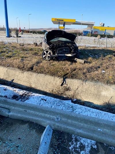 Un tânăr de 19 ani a vrut să se sinucidă şi a provocat un accident grav în Lugoj, Timiş. Patru persoane, printre care şi un copil, au fost rănite 747017