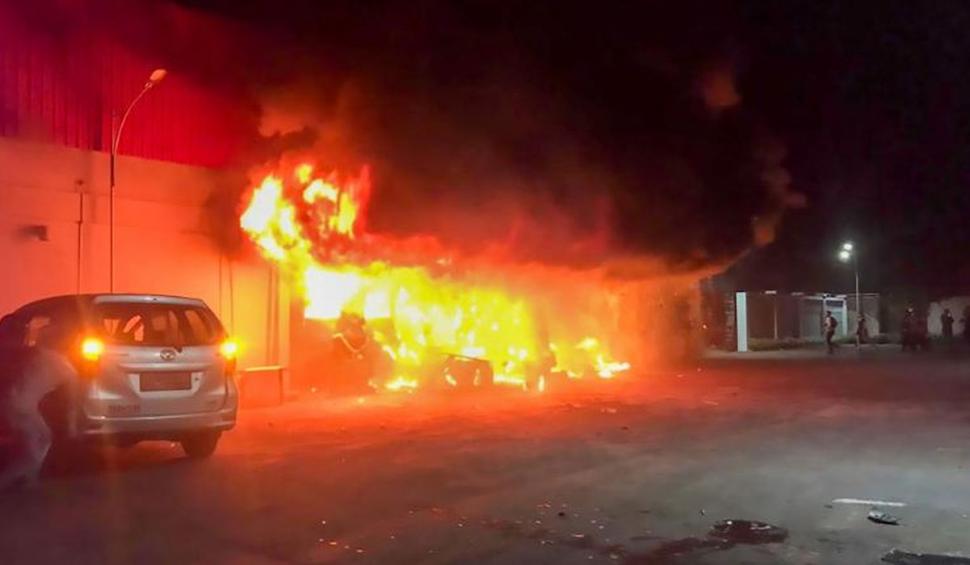 Cel puțin 19 oameni au murit într-un bar de karaoke căruia i s-a dat foc, în Indonezia 747092