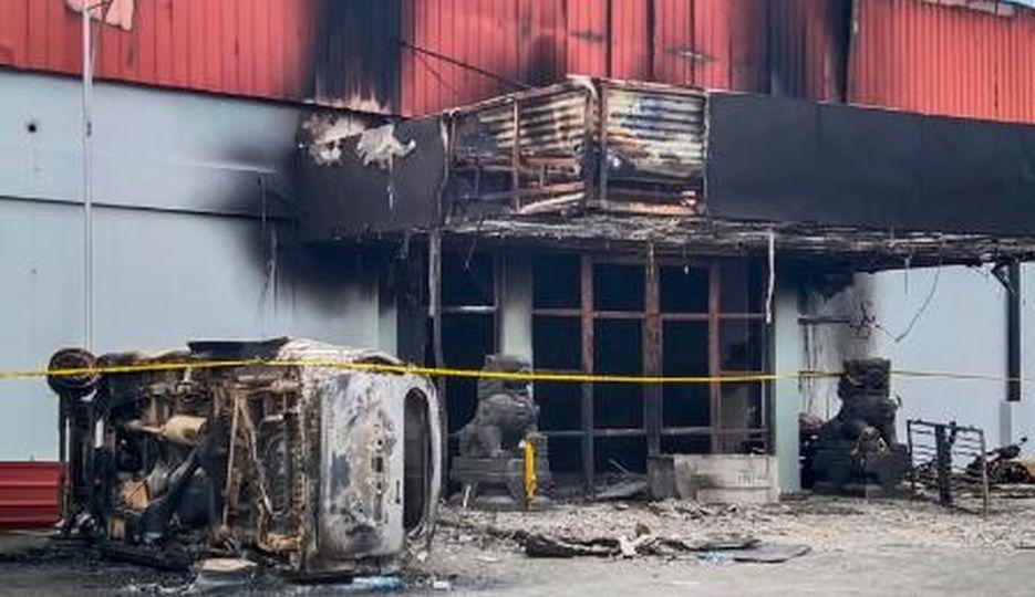 Cel puțin 19 oameni au murit într-un bar de karaoke căruia i s-a dat foc, în Indonezia 747099