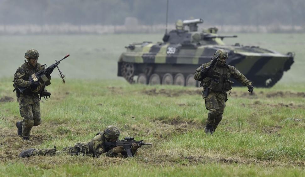 SUA plasează mii de soldați în alertă iar Londra evocă "un atac fulger" al Moscovei asupra Kievului. Kievul salută inițiativa diplomatică a României