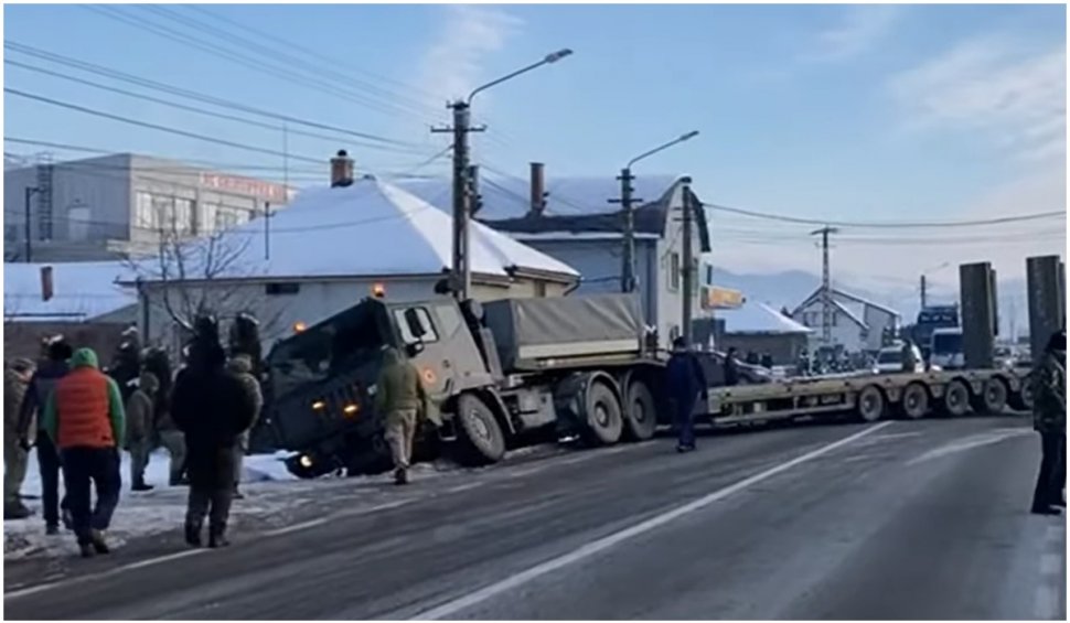 Imagini care îl fac fericit pe Putin: Transportator de tancuri al Armatei Române, ajuns în şanţ la Bistriţa-Năsăud