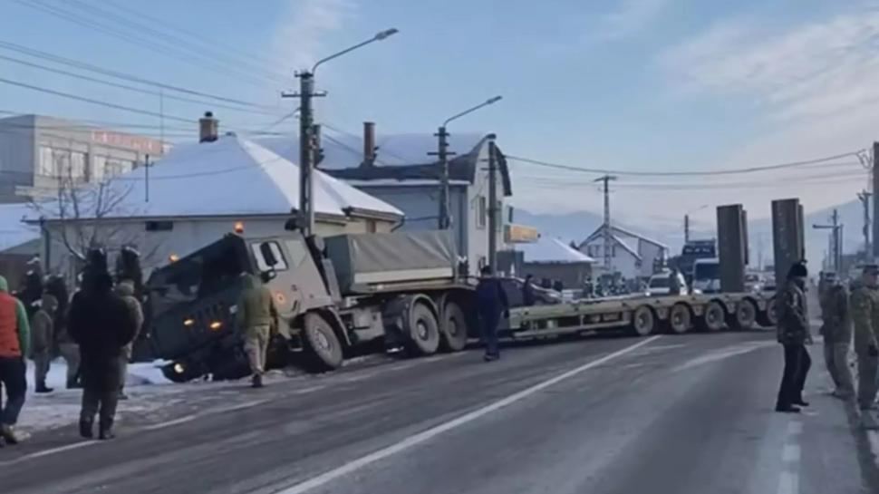 Imagini care îl fac fericit pe Putin: Transportator de tancuri al Armatei Române, ajuns în şanţ la Bistriţa-Năsăud 747159